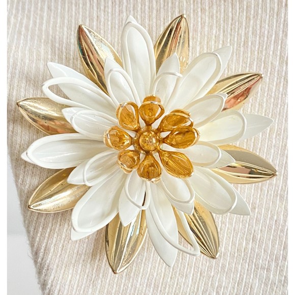 Sarah Coventry Brooch 1960s Gold Tone And White Enamel Water Lilly Flower - Picture 3 of 10